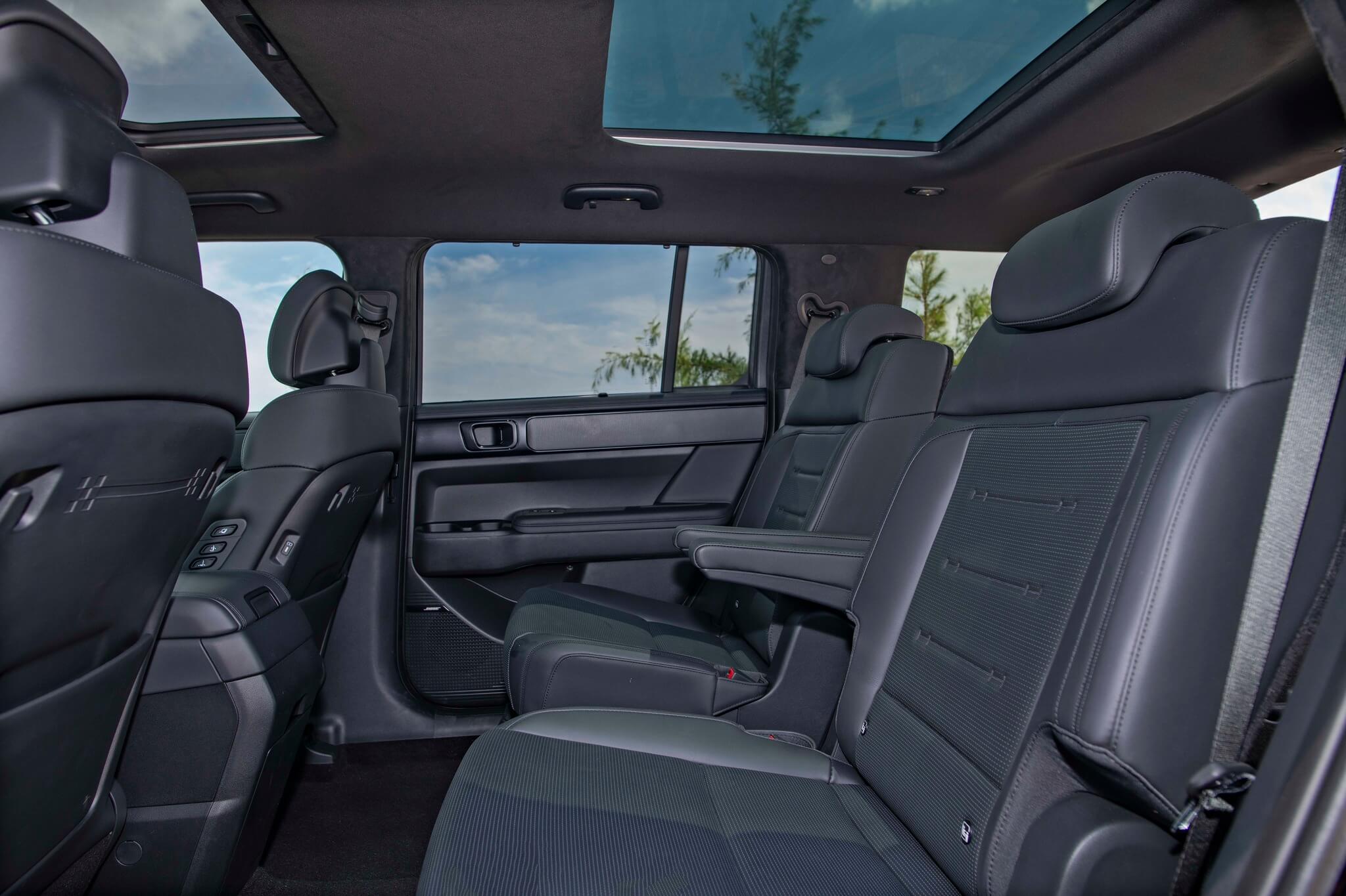 Hàng ghế 3 rộng rãi, cửa sổ trời toàn cảnh - Hyundai All new SantaFE